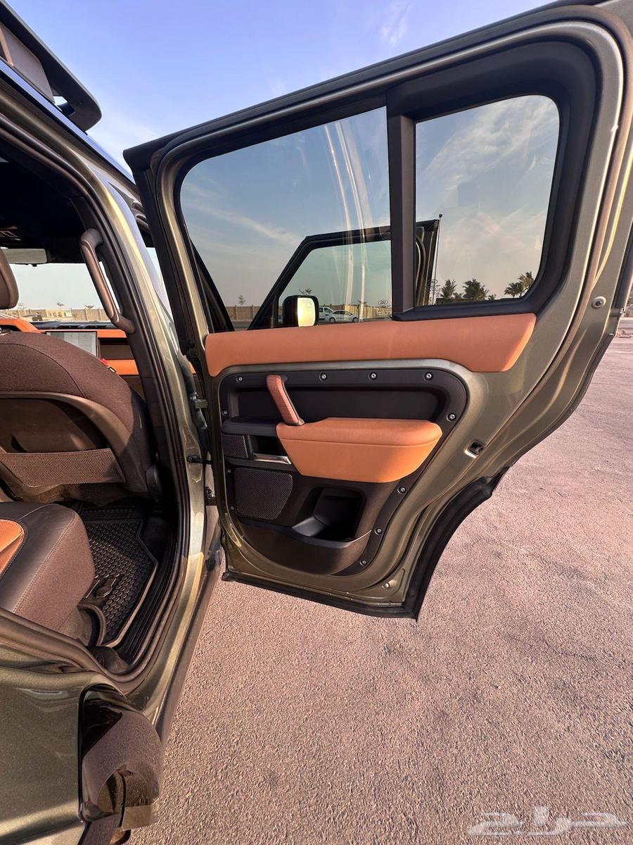 2023 Defender X Edition, top trim with 6 cylinders64377330384003113