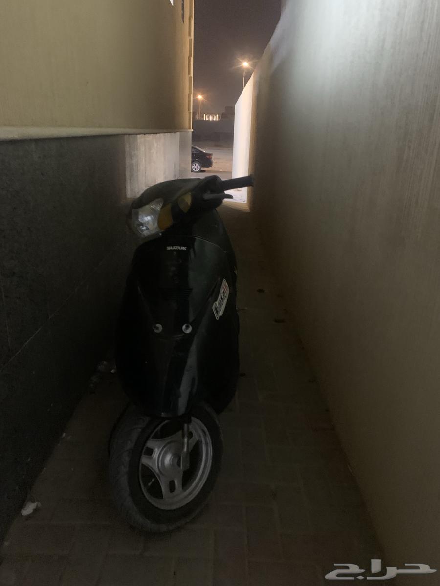 Clean Suzuki scooter with no issues, comes with an oil box64380806167042111