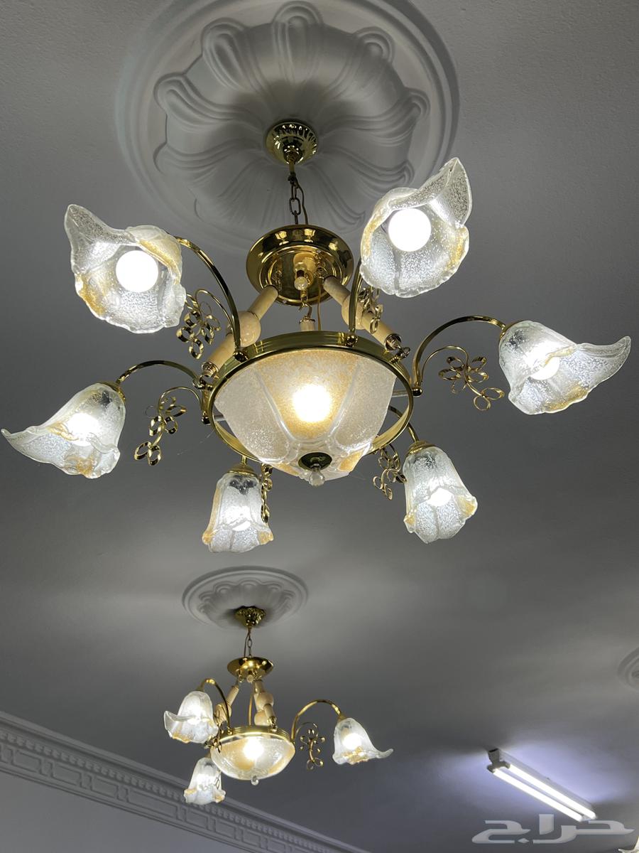 Chandeliers with three bulbs, all in good condition except one is working64146084373379110