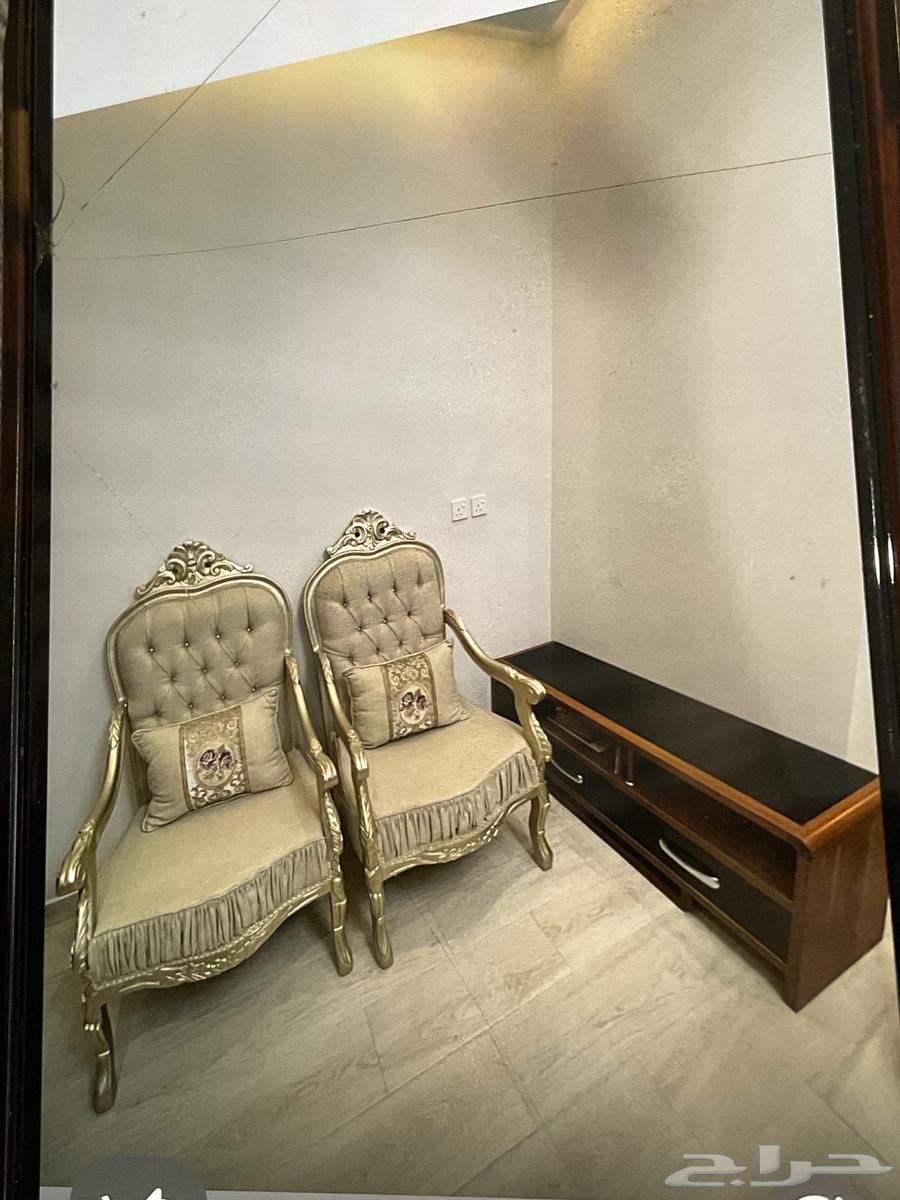 طاولة تلفزيون استعمال قليل وكرسيين كلاسيك جديده64149078069891110