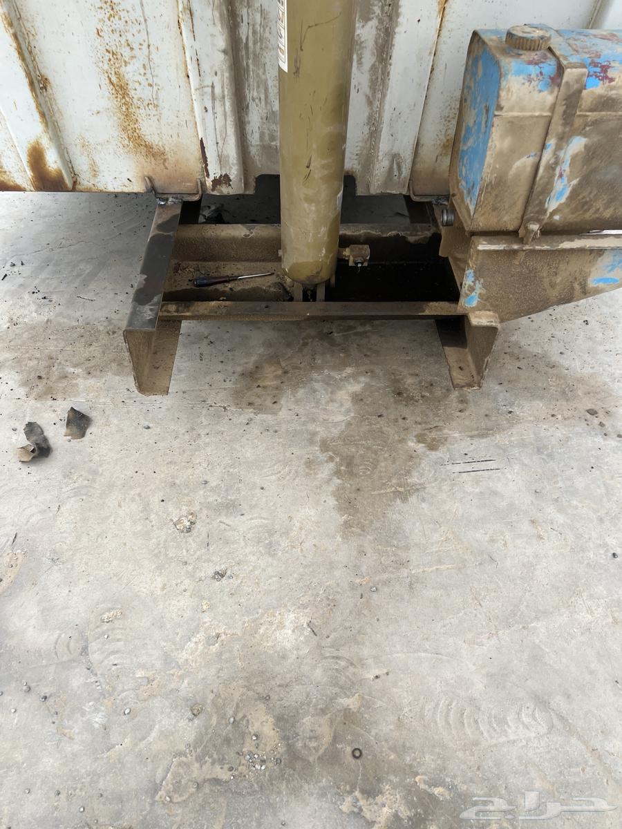 Flatbed for transporting iron, complete with base, piston, and tank64384591030146113