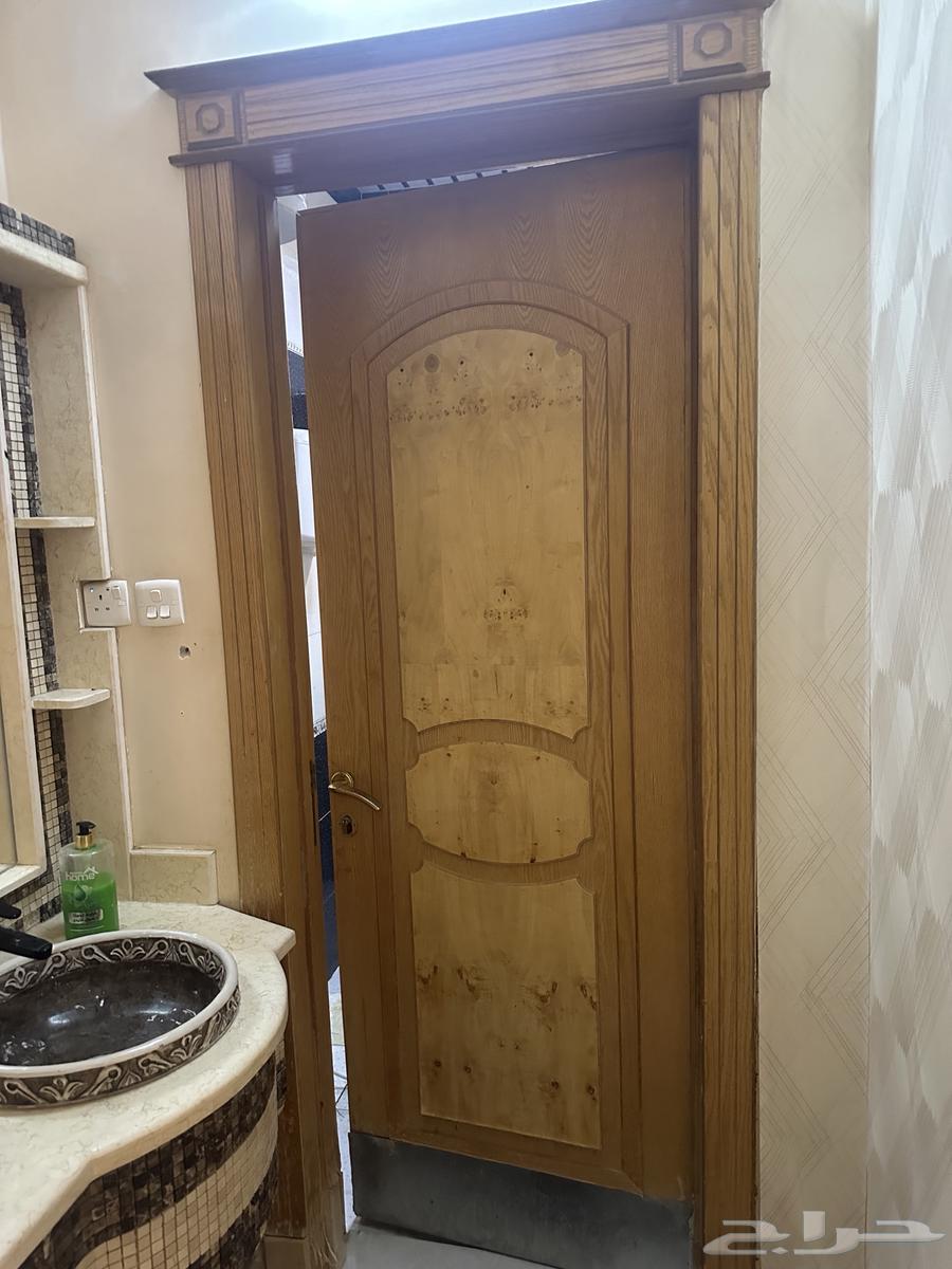 للبيع ابواب خشب اصلي مستعمل ومكيف ال جي64158882015619110