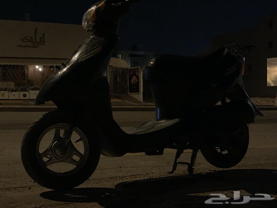 Clean Suzuki scooter with no issues, comes with an oil box64380806167042110