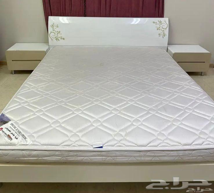 مكتبه كبيره مع سرير و2 كوميدينه ومرايه للبيع64169263276673111