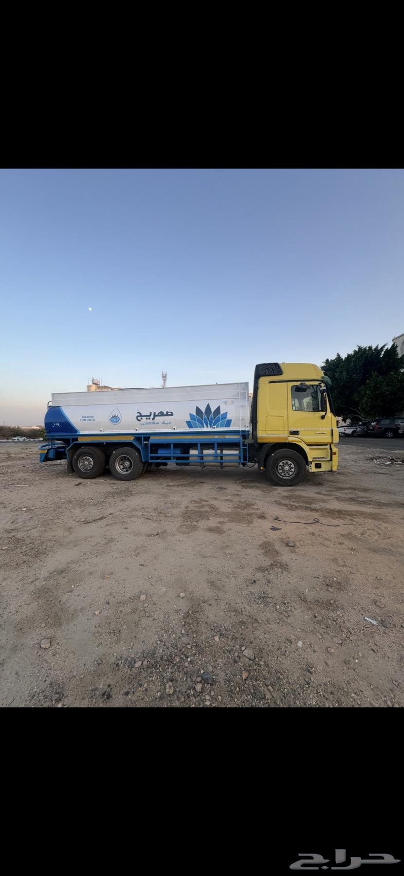 White Maxx Actros 2006 with driver64383275487235110