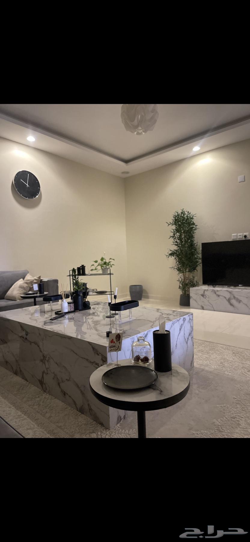 A large table with 5 service tables and a semi-new plasma table64173438432003111