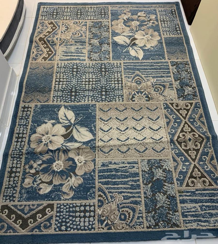 Traditional non-smart TV, carpet, bed with mattress single64167731239043113