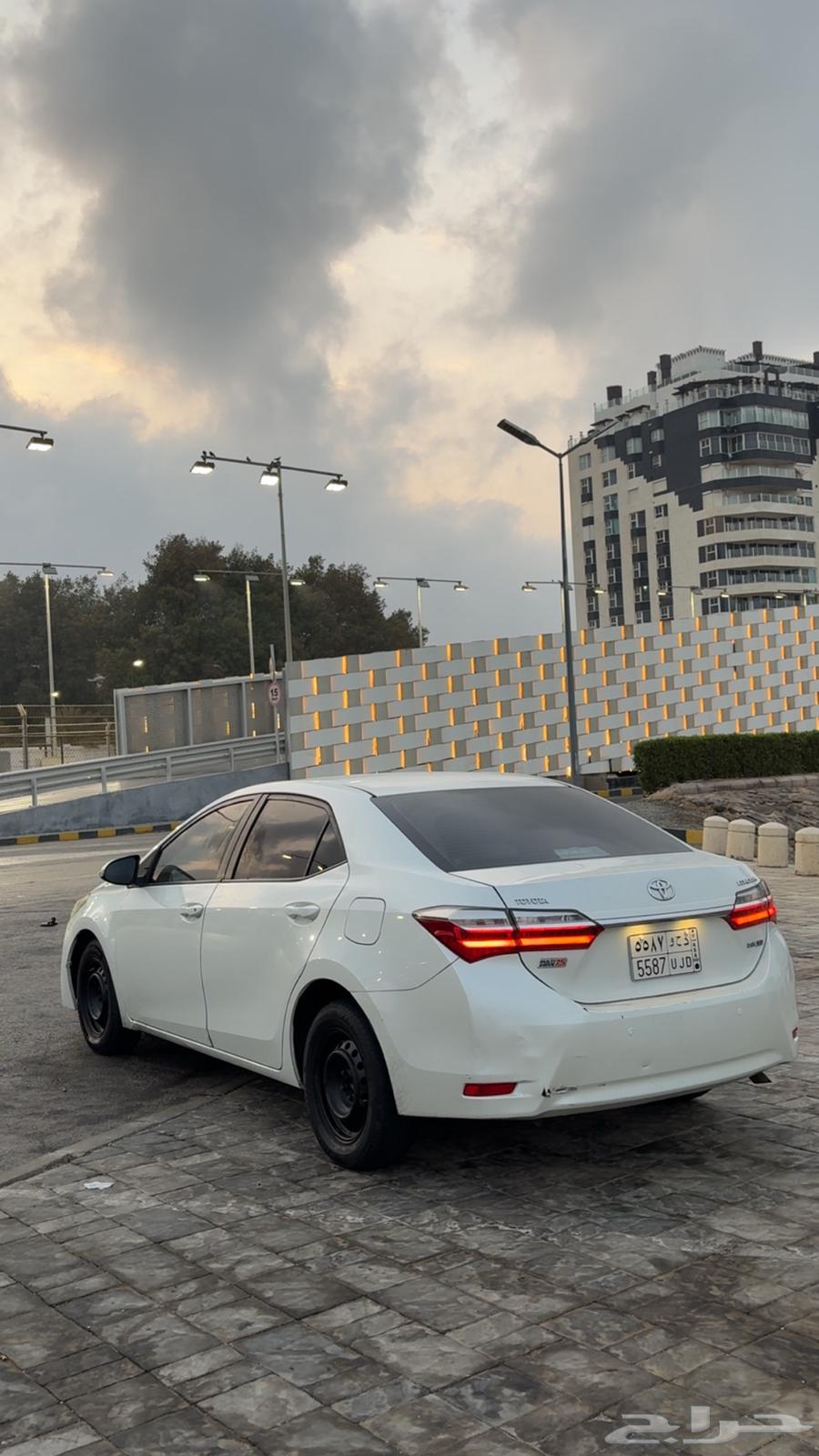 تويوتا كورولا 2018 ابيض64391729011714114