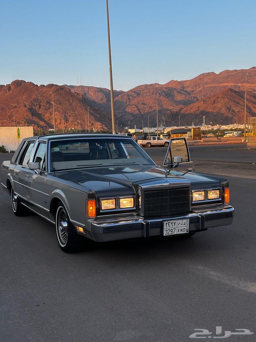 تاون كار 1988 ملكي لونين مميز ونادر لمن يبحث عن الفخامة64396727524098112