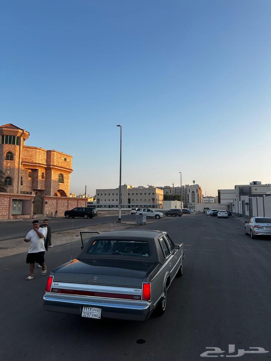 تاون كار 1988 ملكي لونين مميز ونادر لمن يبحث عن الفخامة64396727524098113