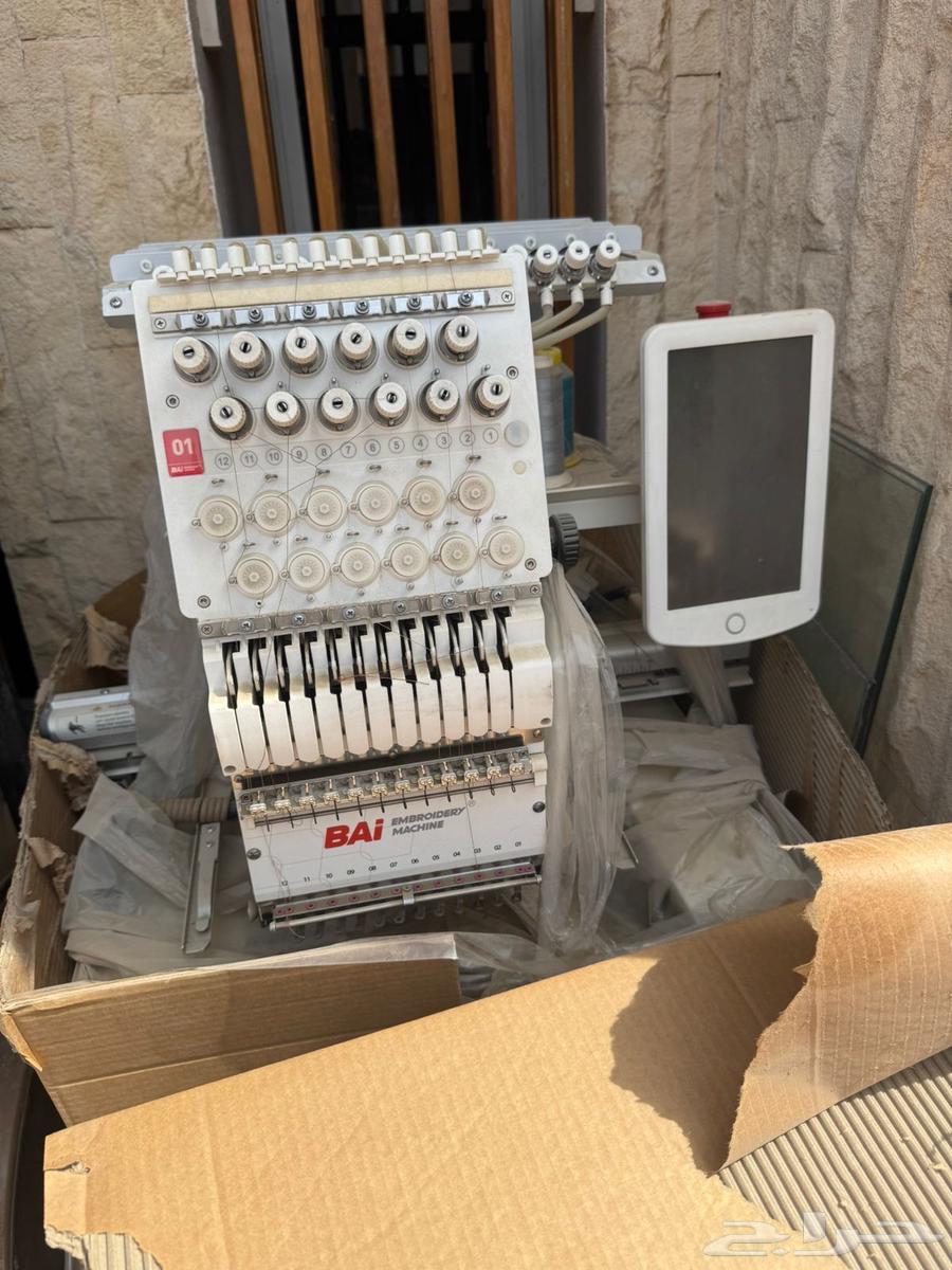Clean embroidery machine with all its accessories and box, simple use64181220960387111