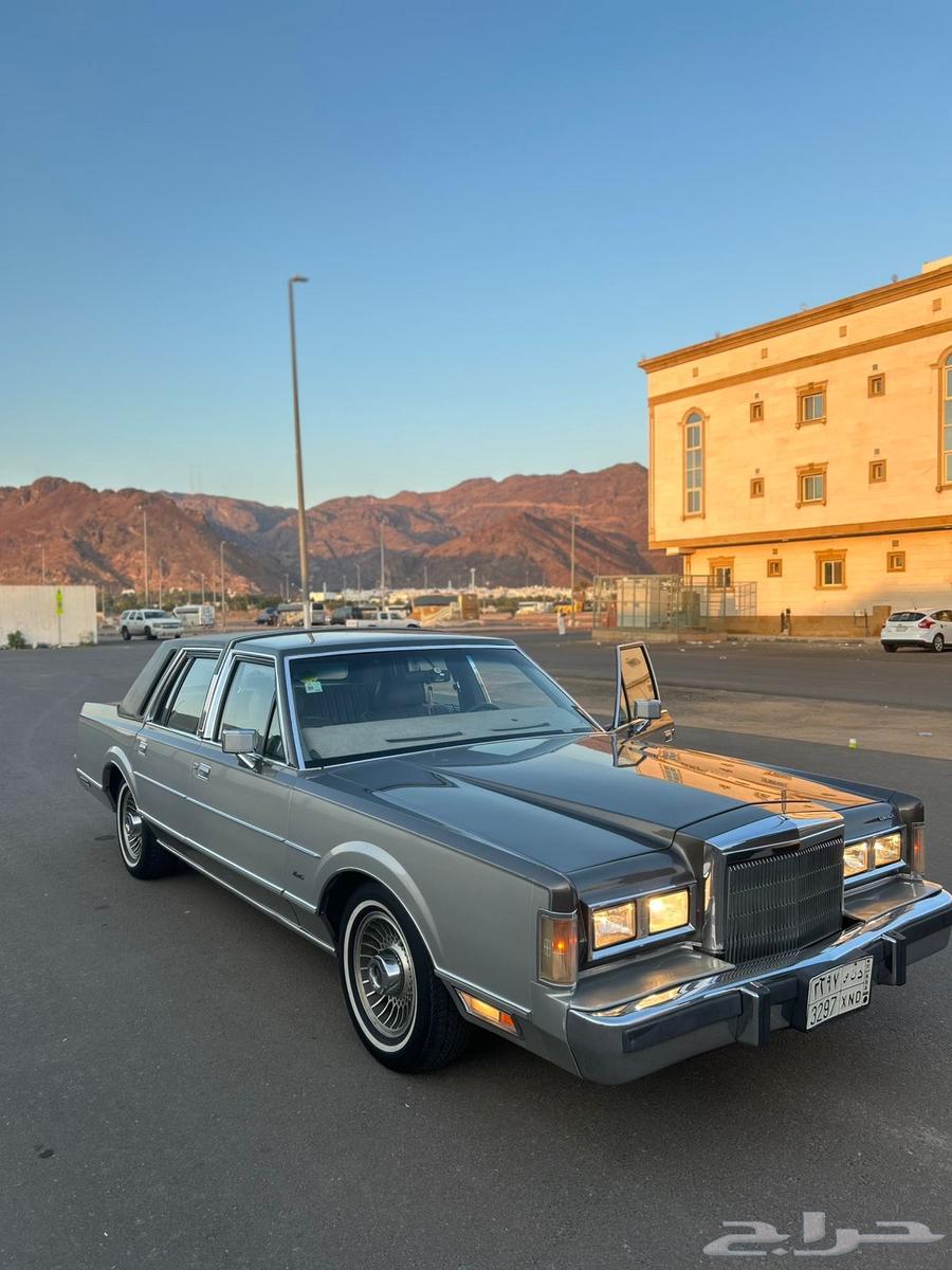 تاون كار 1988 ملكي لونين مميز ونادر لمن يبحث عن الفخامة64396727524098110