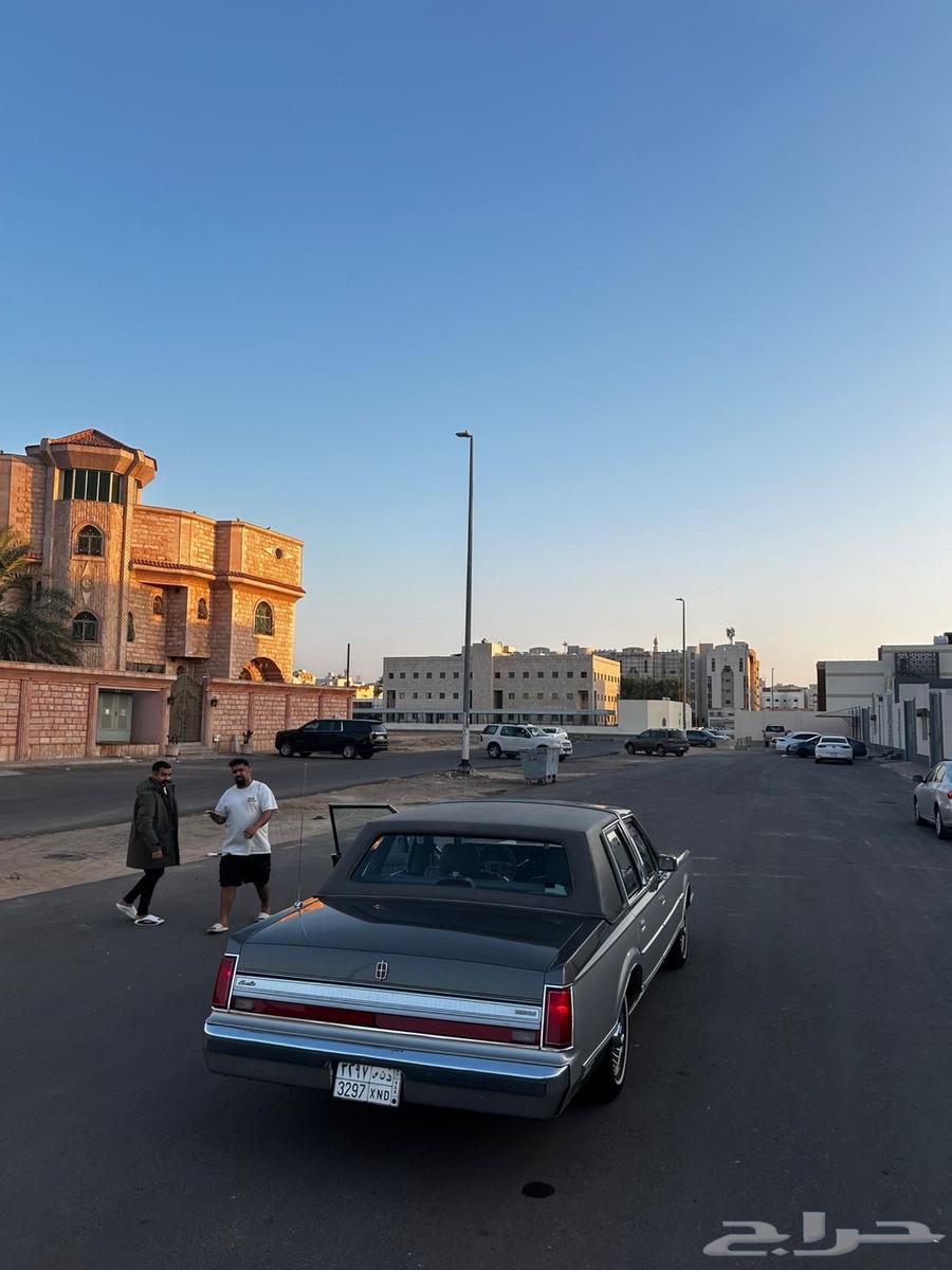 تاون كار 1988 ملكي لونين مميز ونادر لمن يبحث عن الفخامة64396727524098114