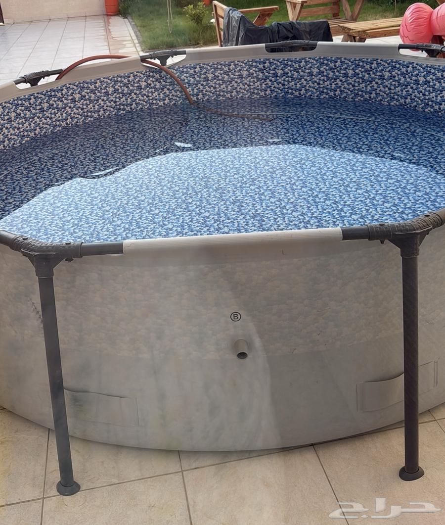 مسبح كبير نظيف للبيع64182882596482110