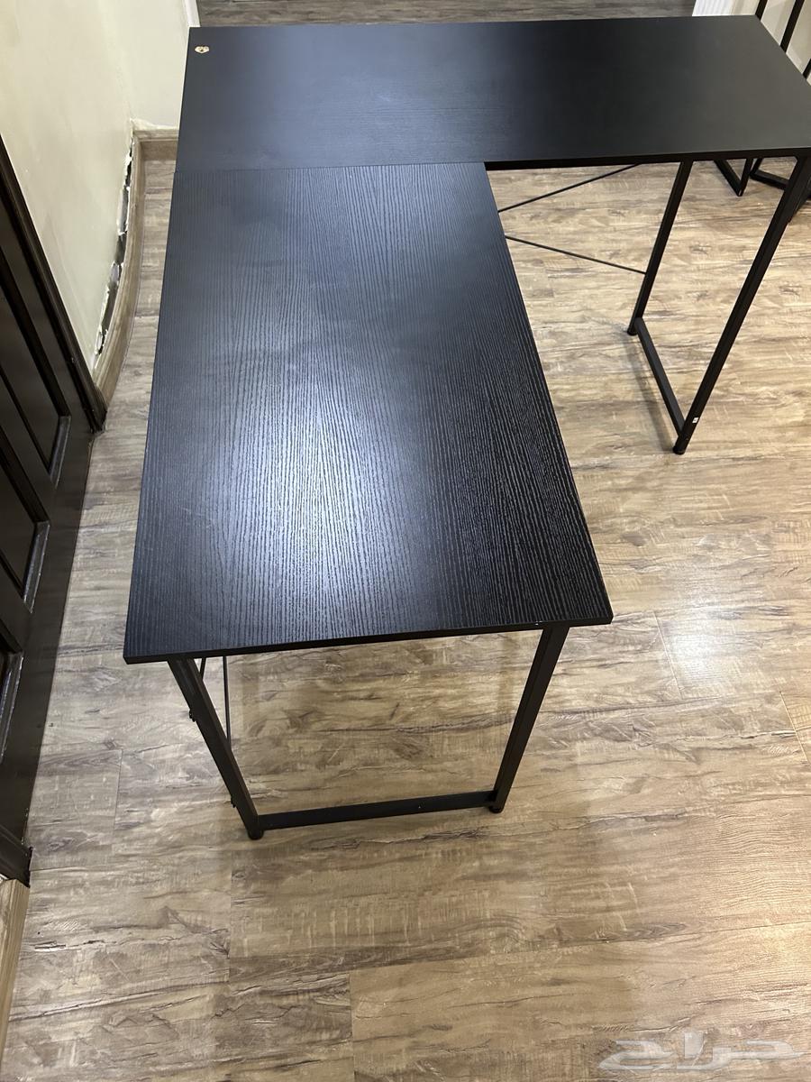 Clean and new L-shaped table, only has a small scratch visible in the picture64192503719043113