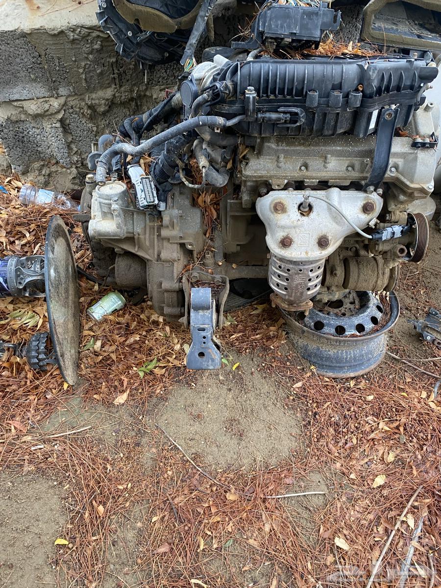 Azira 2010 engine, clean with gearbox64386710747139111