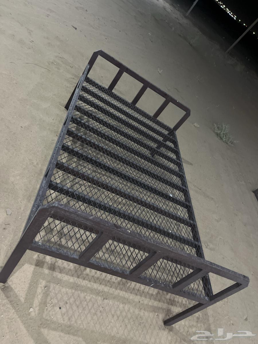 سرير حديد بحاله ممتازه جداا شرط للبيع64202216349443112