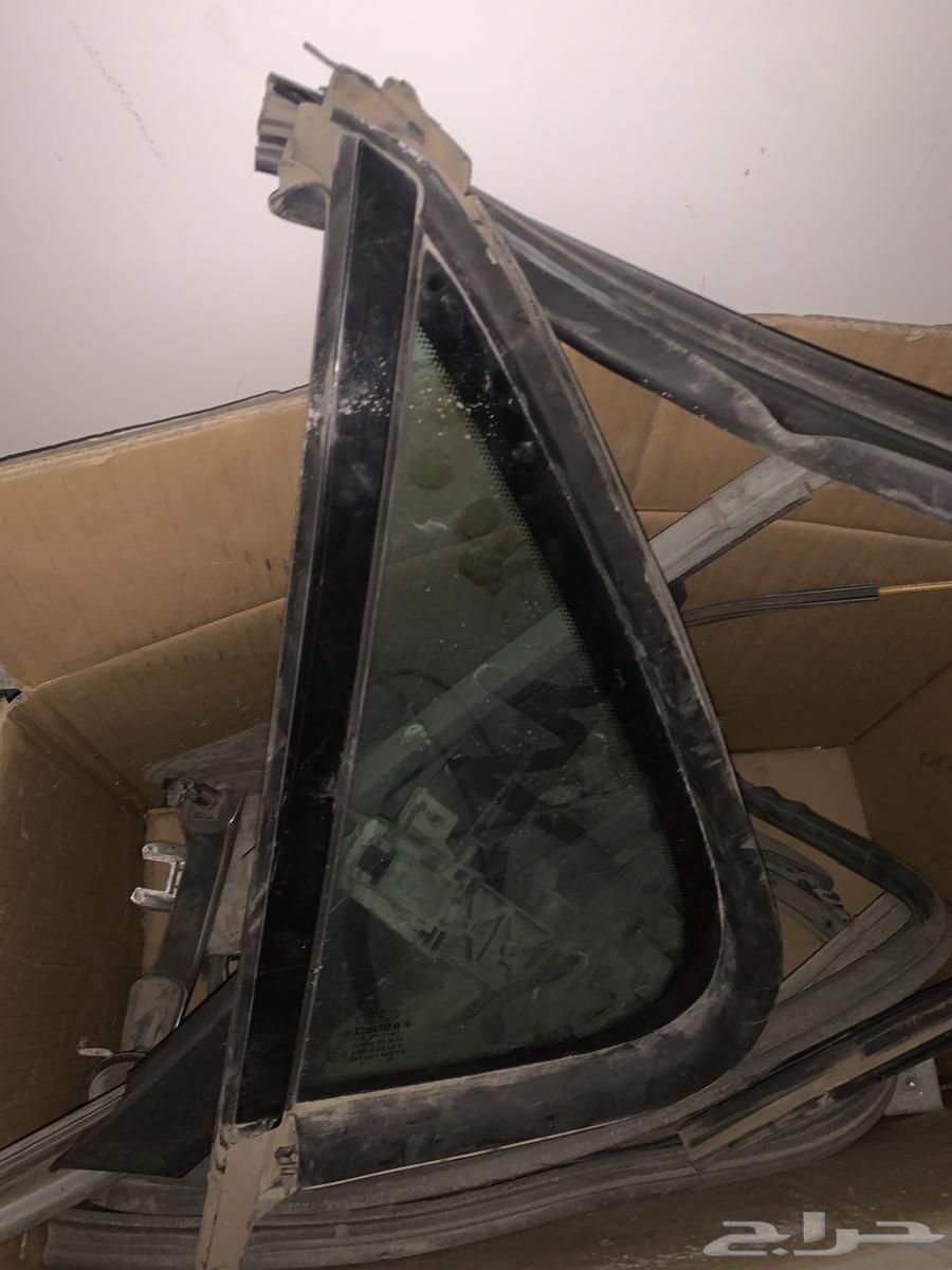 Left triangle glass Exploer2013 agency64385817407235111