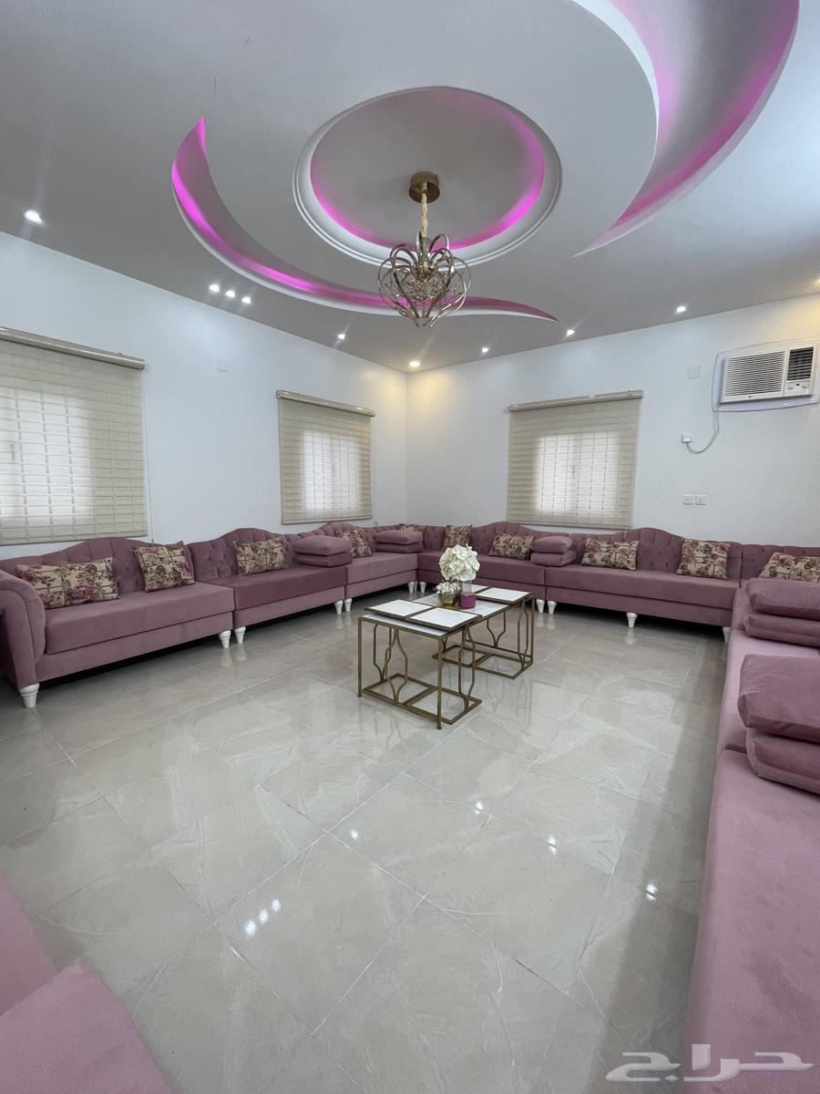 كنب تركي نظيف للبيع مع طاوله كبيره و4 طاولات صغار64191611934337111