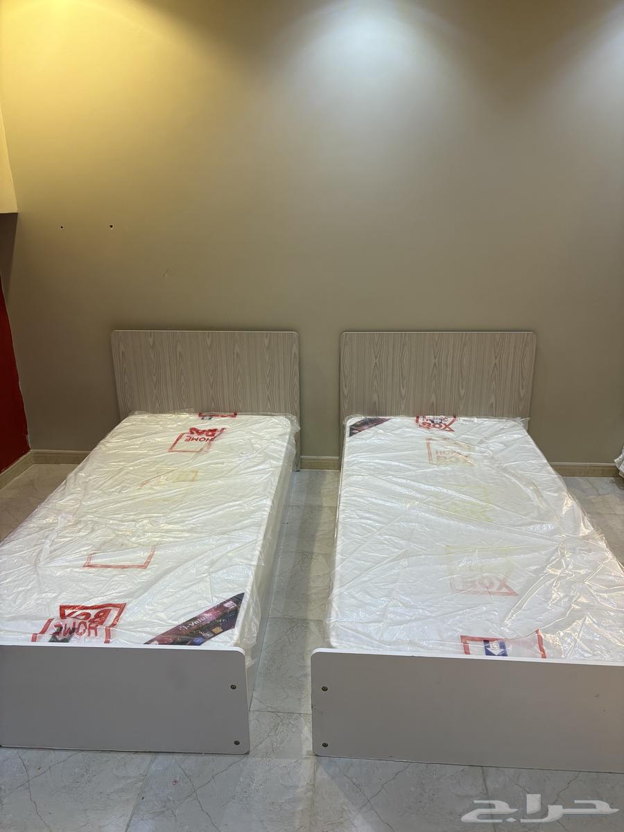 Two beds with mattresses64187184191362110