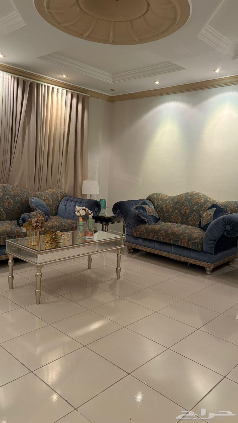 كنب فاخر للبيع نظيف خالي من الاضرار والبقع64199671811970114
