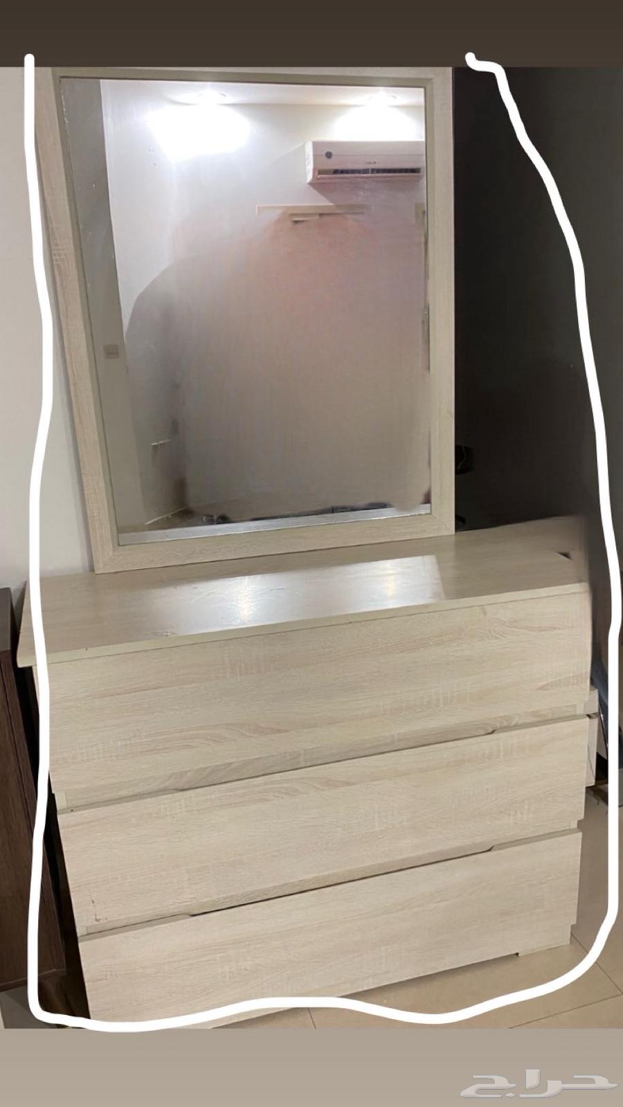 تسريحة يوجد ثلاث دروج مع كرسي حجم وسط64196649798658110