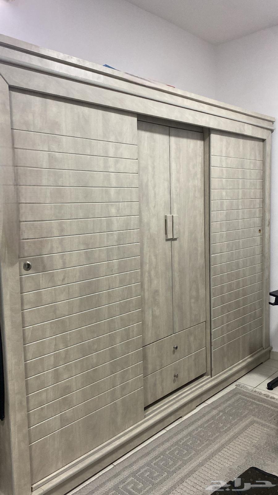 A clean closet, nothing big, one and a half meters, no defects64220226849795110