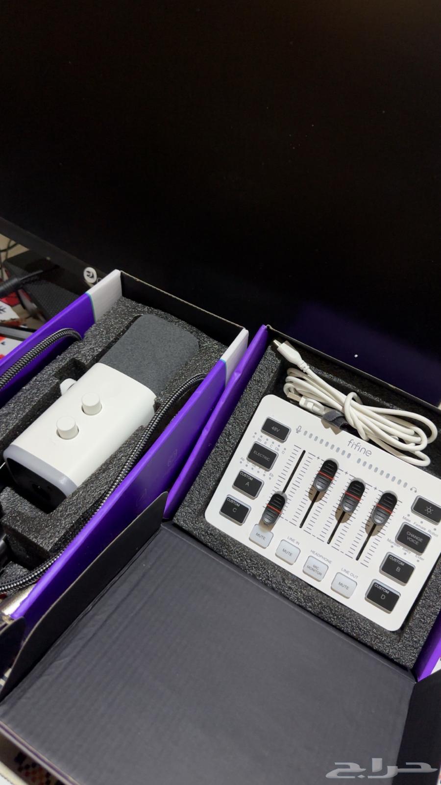 Mixer, microphone, and V-Fine microphone stand for sale64214930939266110