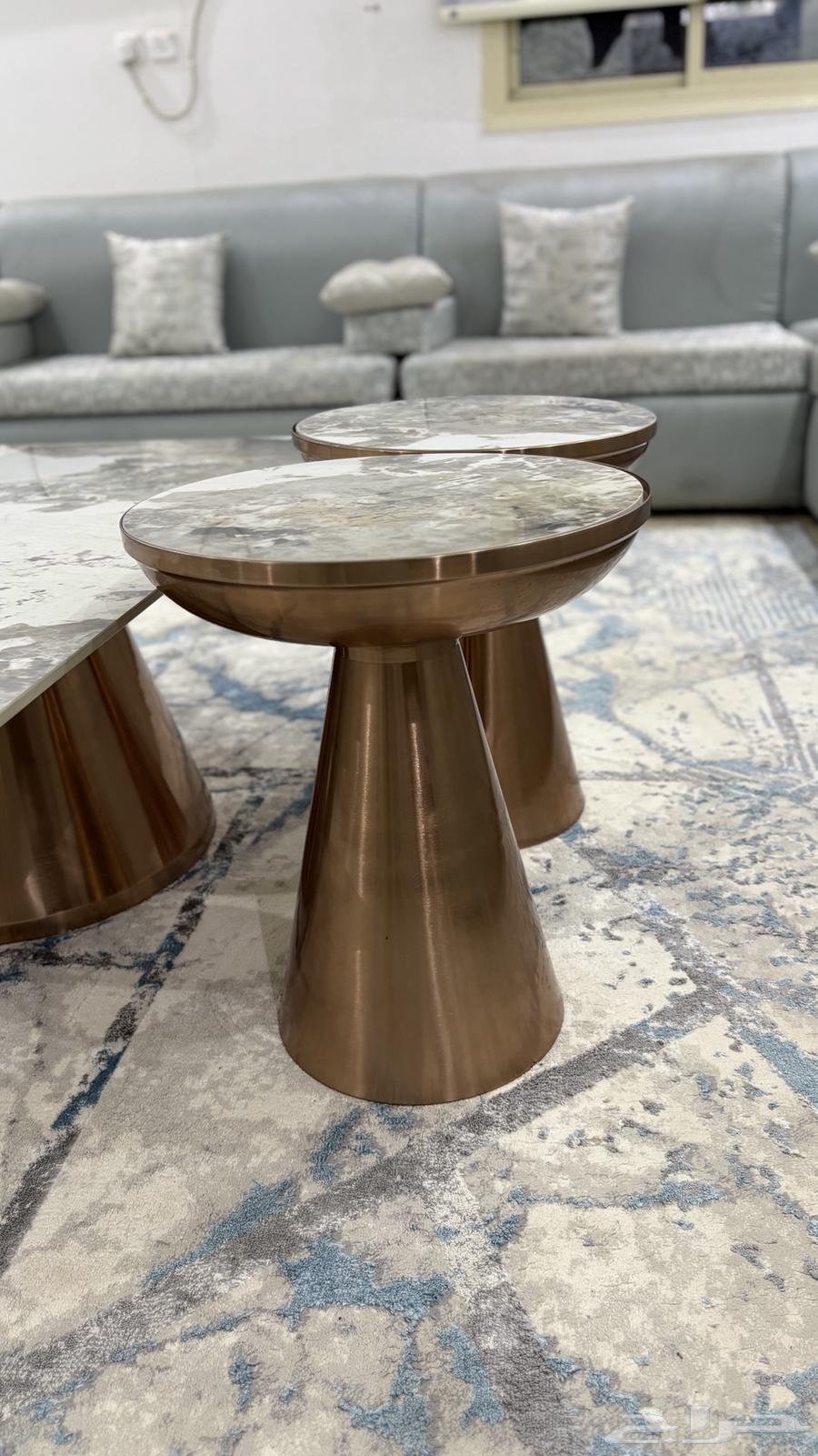 طاولة كنب استخدام نظيف جدا64225996807555112