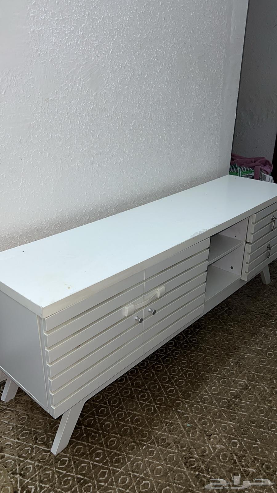 TV stand with a small flaw, removing the largest TV screen64229295629826110