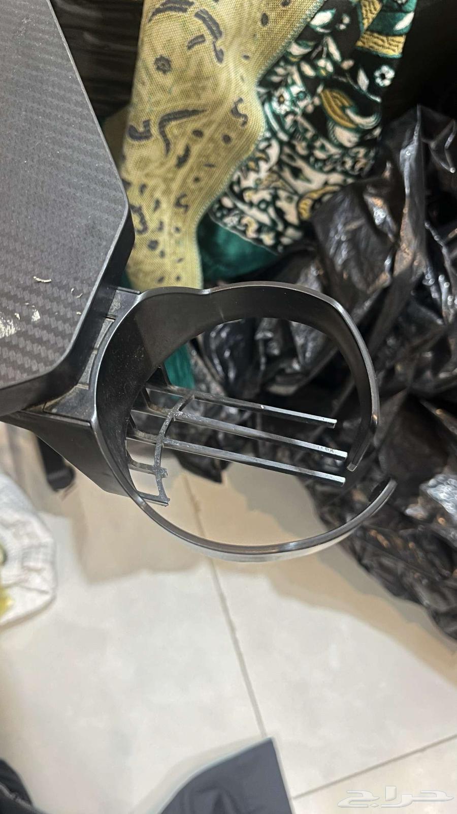 طاولة قيمنق مع ماوس باد وفيها استاند للكوب بس فيه كسره بسيط64229104827907111