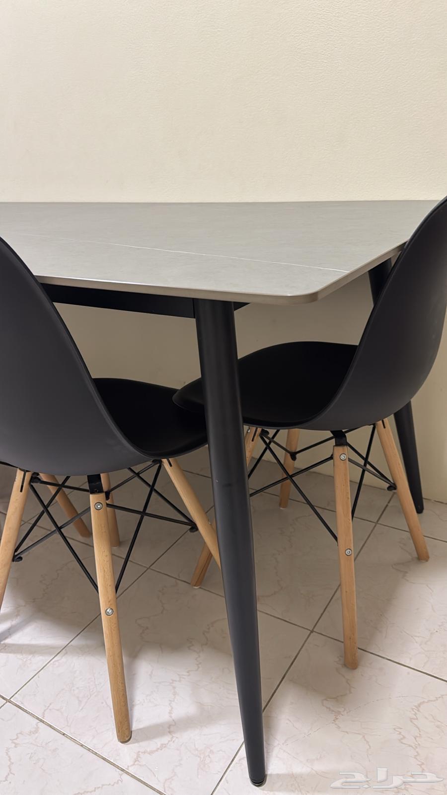 طاوله طعام من هوم بوكس قويه نوعيتها و ثقيله64217543590529111