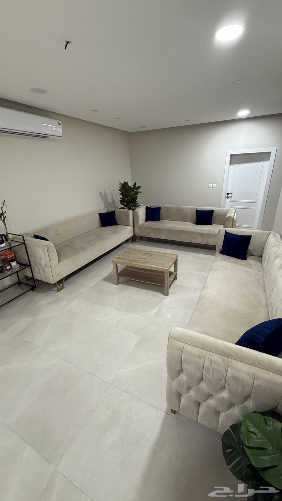 أريكة مستعملة بحالة ممتازة وتناسب 12 شخصًا64223332814337110