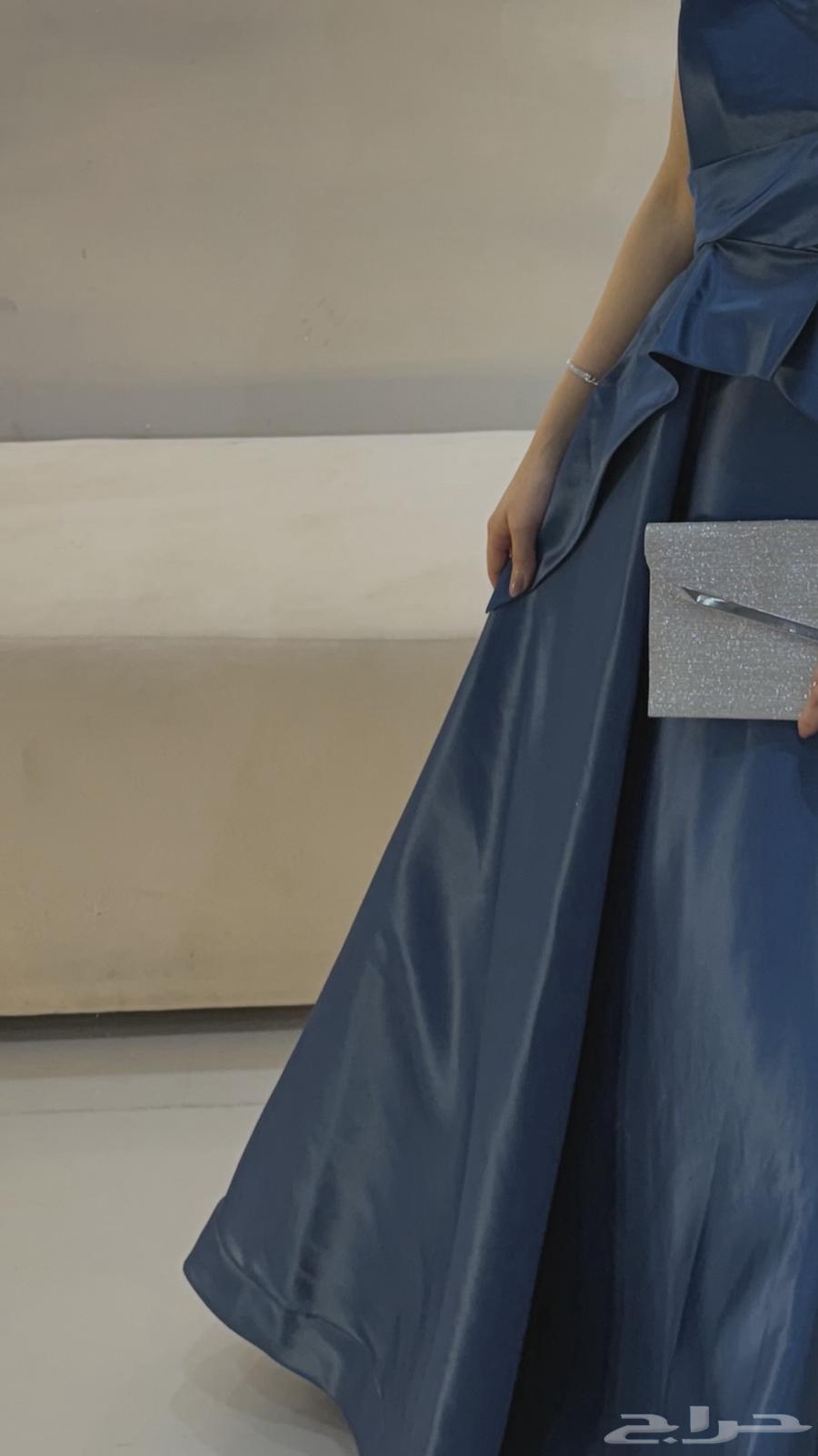 فستان مستعمل مرة وحدة - سعره 650 وسيتم بيعه ب 300 ريال64204463669123111