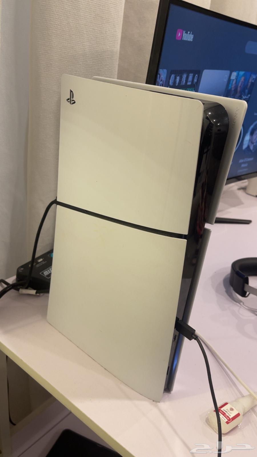 سوني بلايستيشن فايف slim وشاشه. مع يدتين وسماعة هايبر اكس64212129917315110
