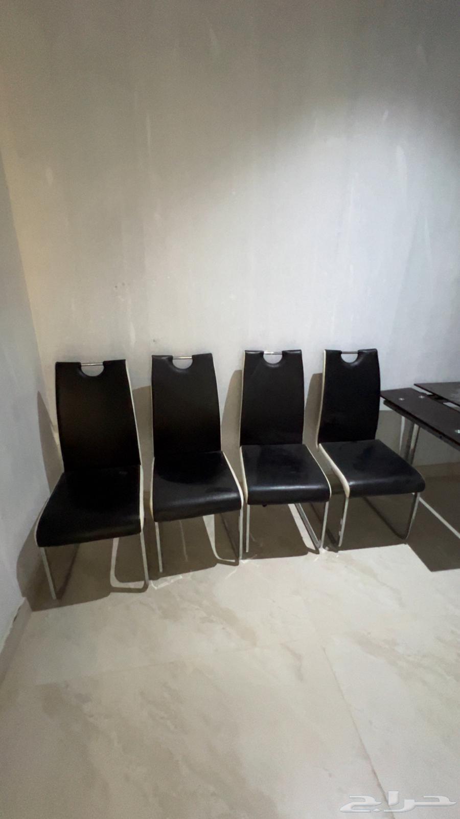 A clean and intact dining table64217972698499111