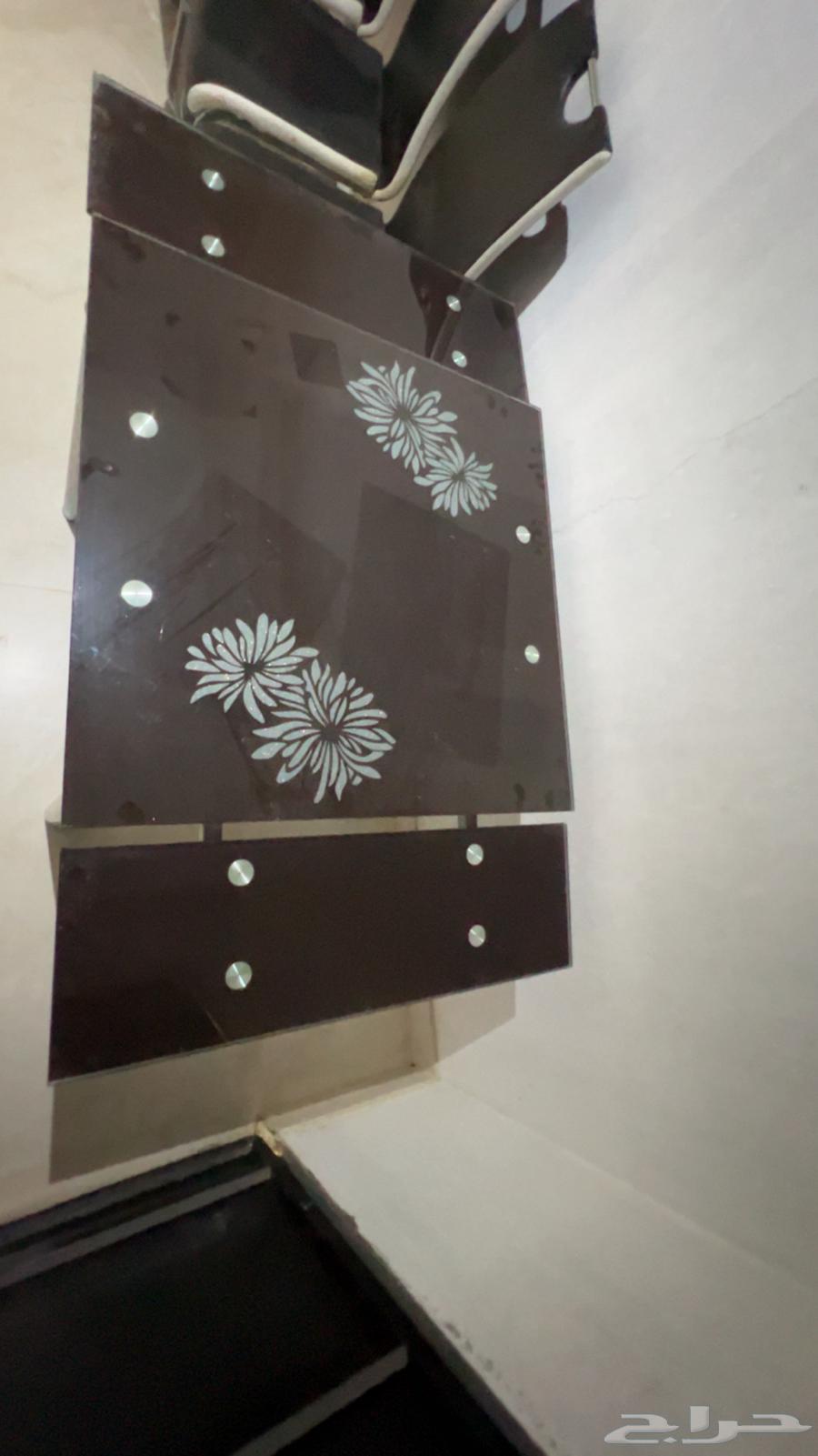 A clean and intact dining table64217972698499110