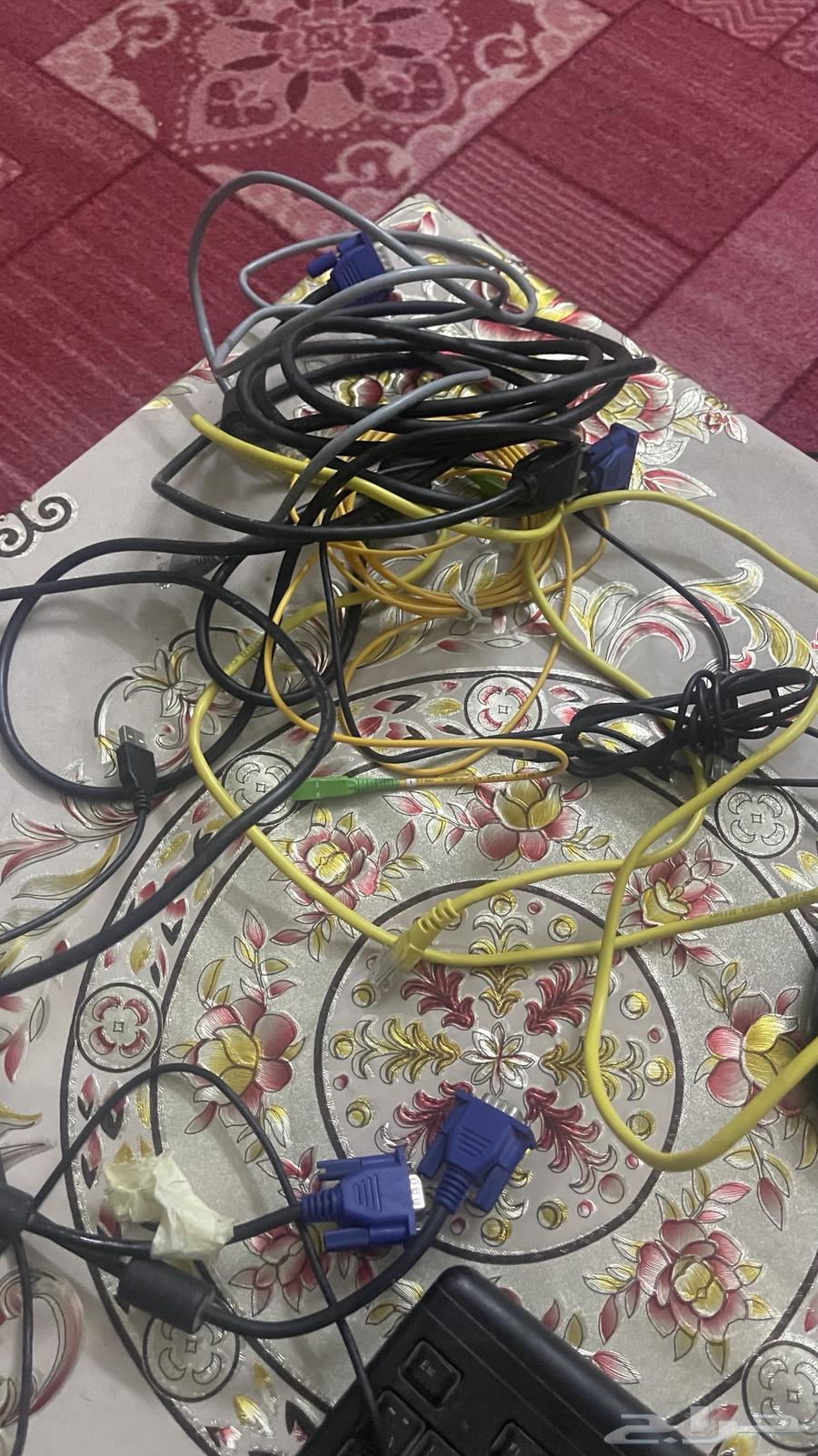 عدد 2 شاشه كمبيوتر و عدد 3 كيبورد و عدد 3 يد تحكم و اسلاك64223806186882113