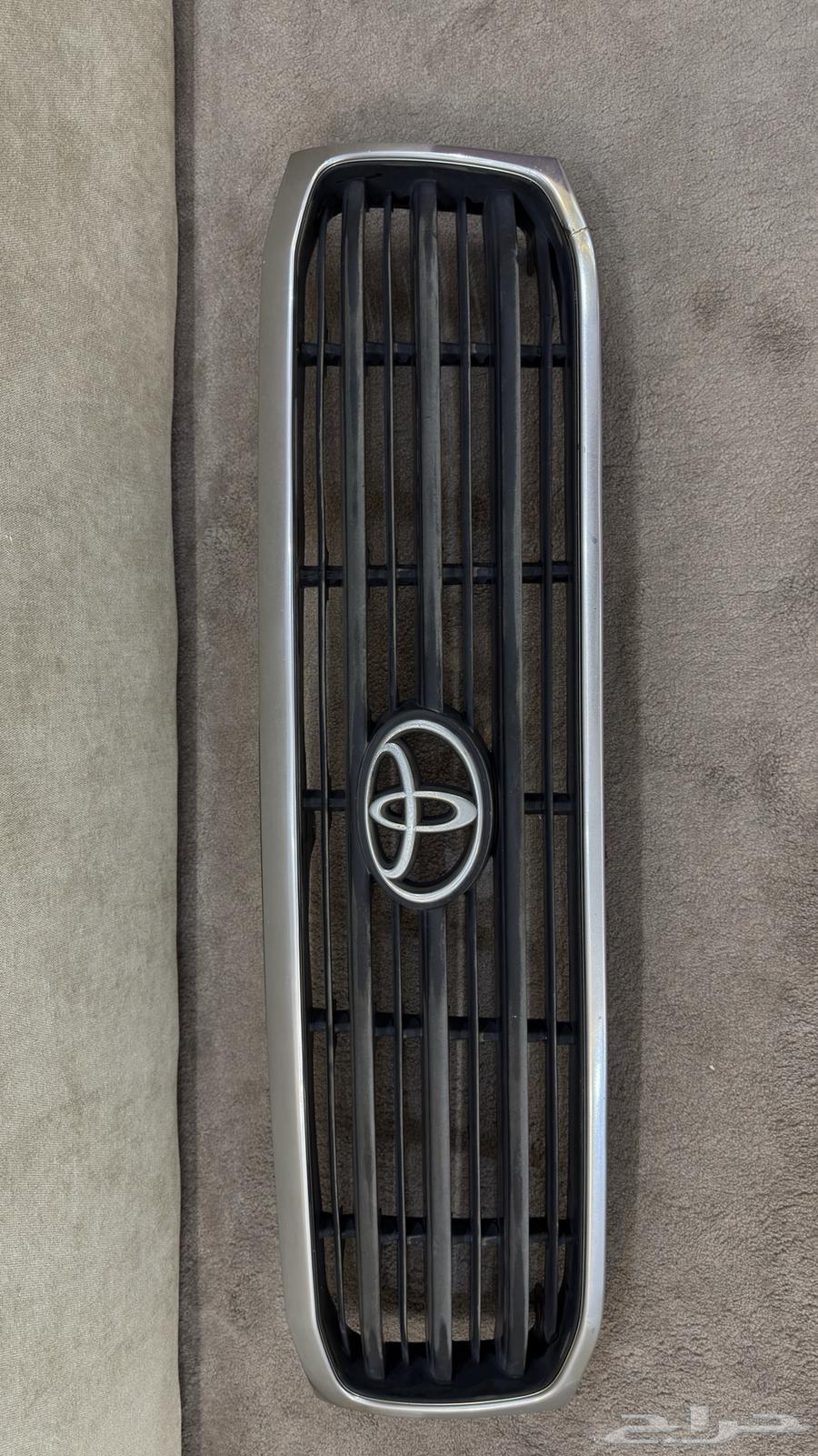 شبك صالون لاندكروزر اصلي 1998-2002 فضي64406151531011111