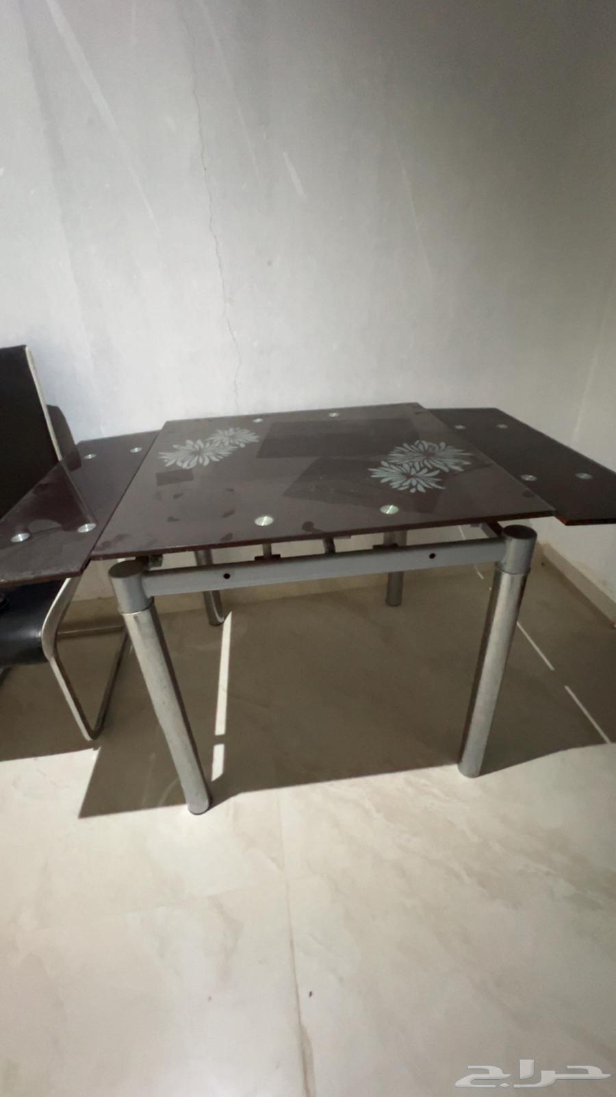 A clean and intact dining table64217972698499112