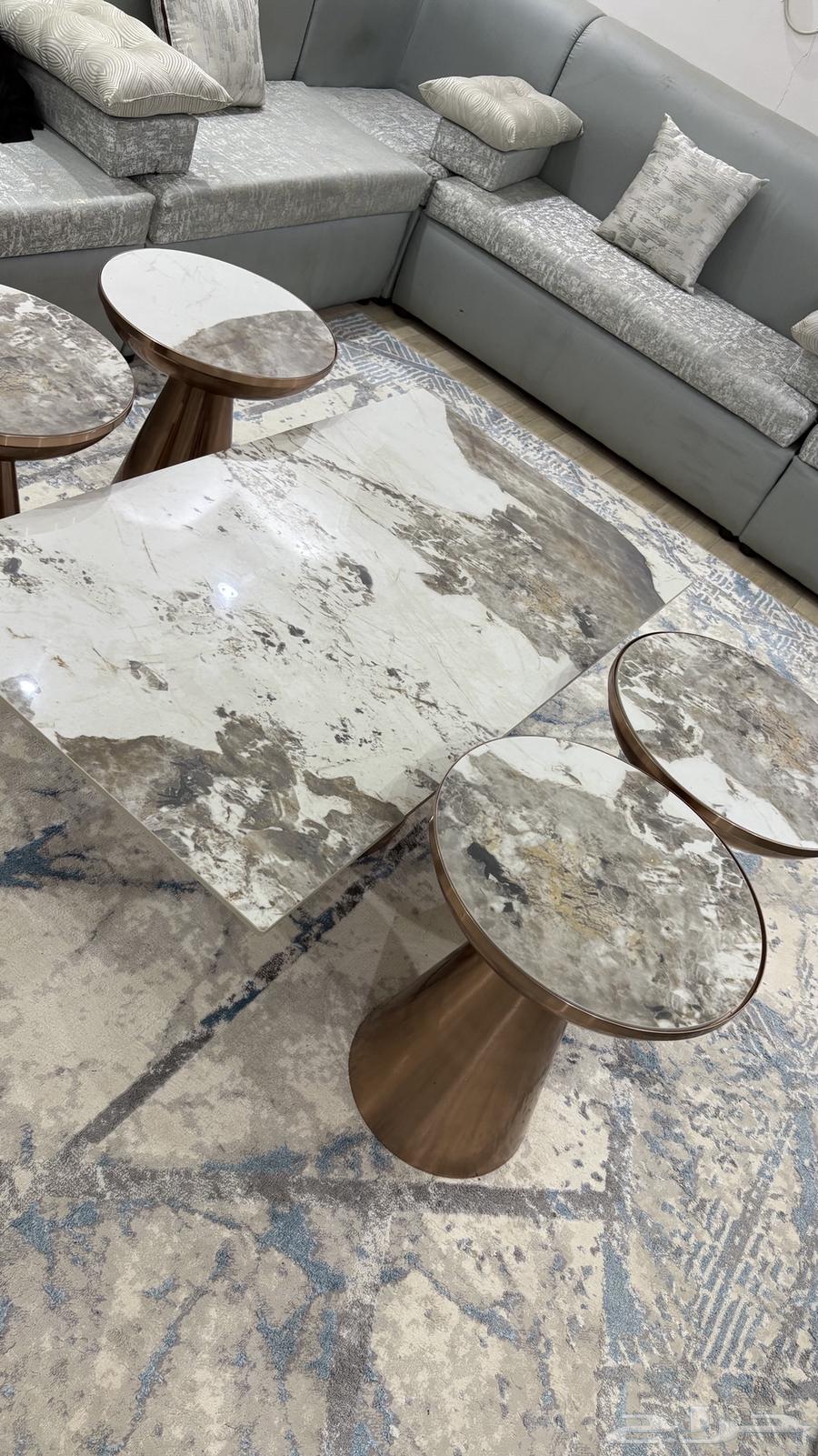 طاولة كنب استخدام نظيف جدا64225996807555111