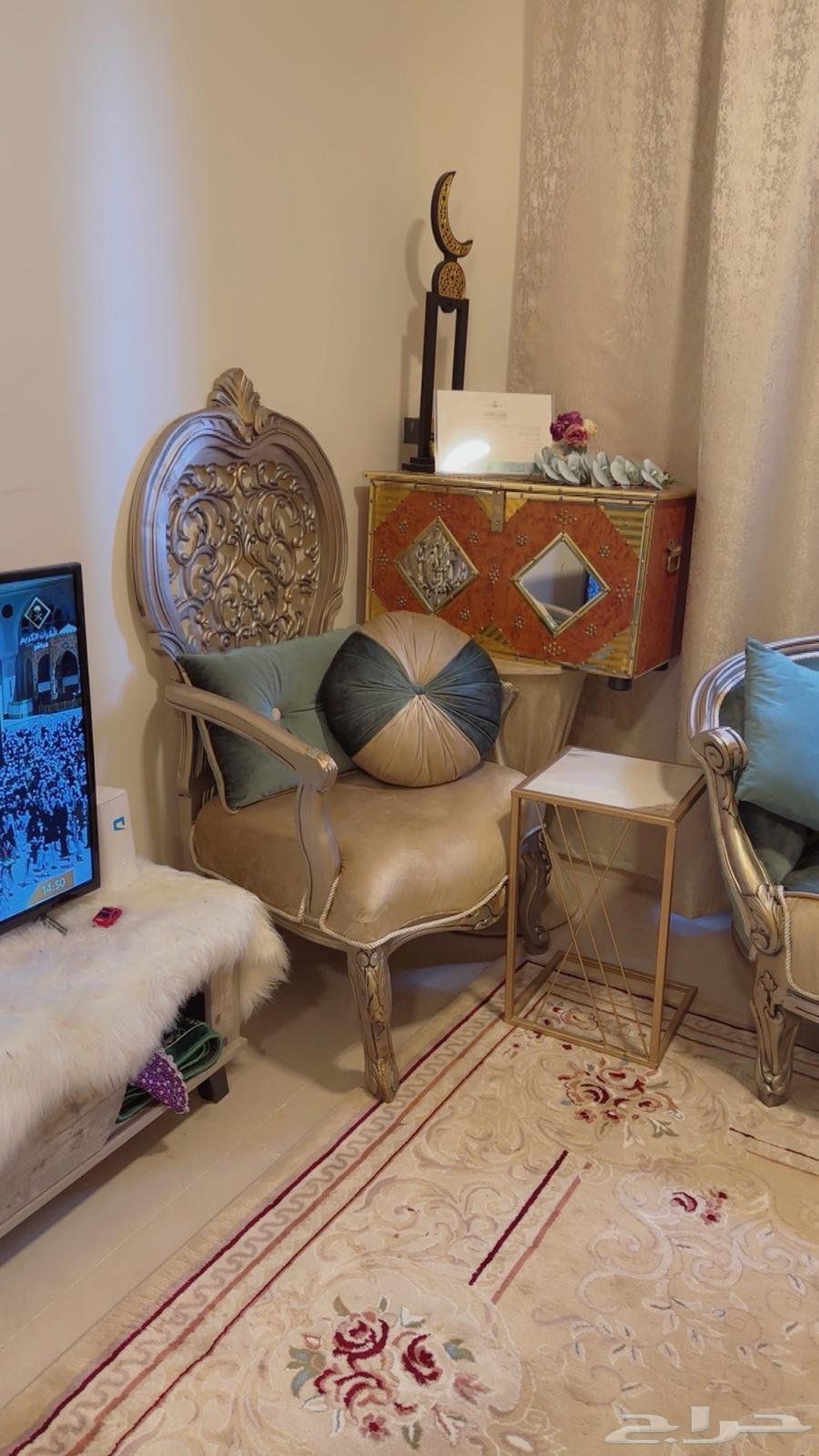 Sofa, table, and carpet64208053655555113