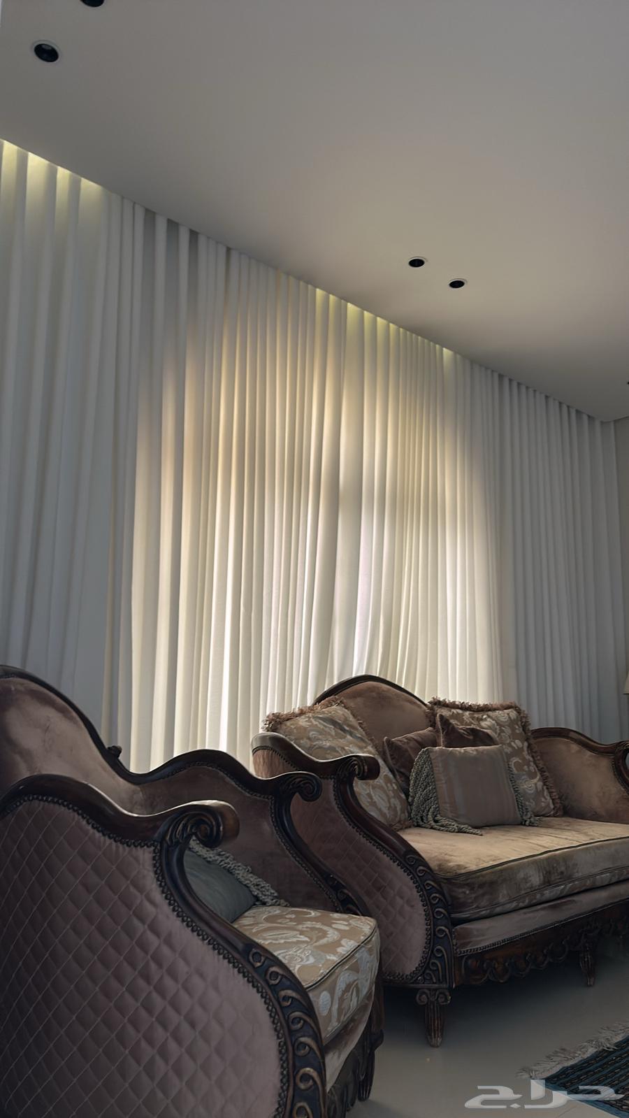 Sofas and tables64212775333634111