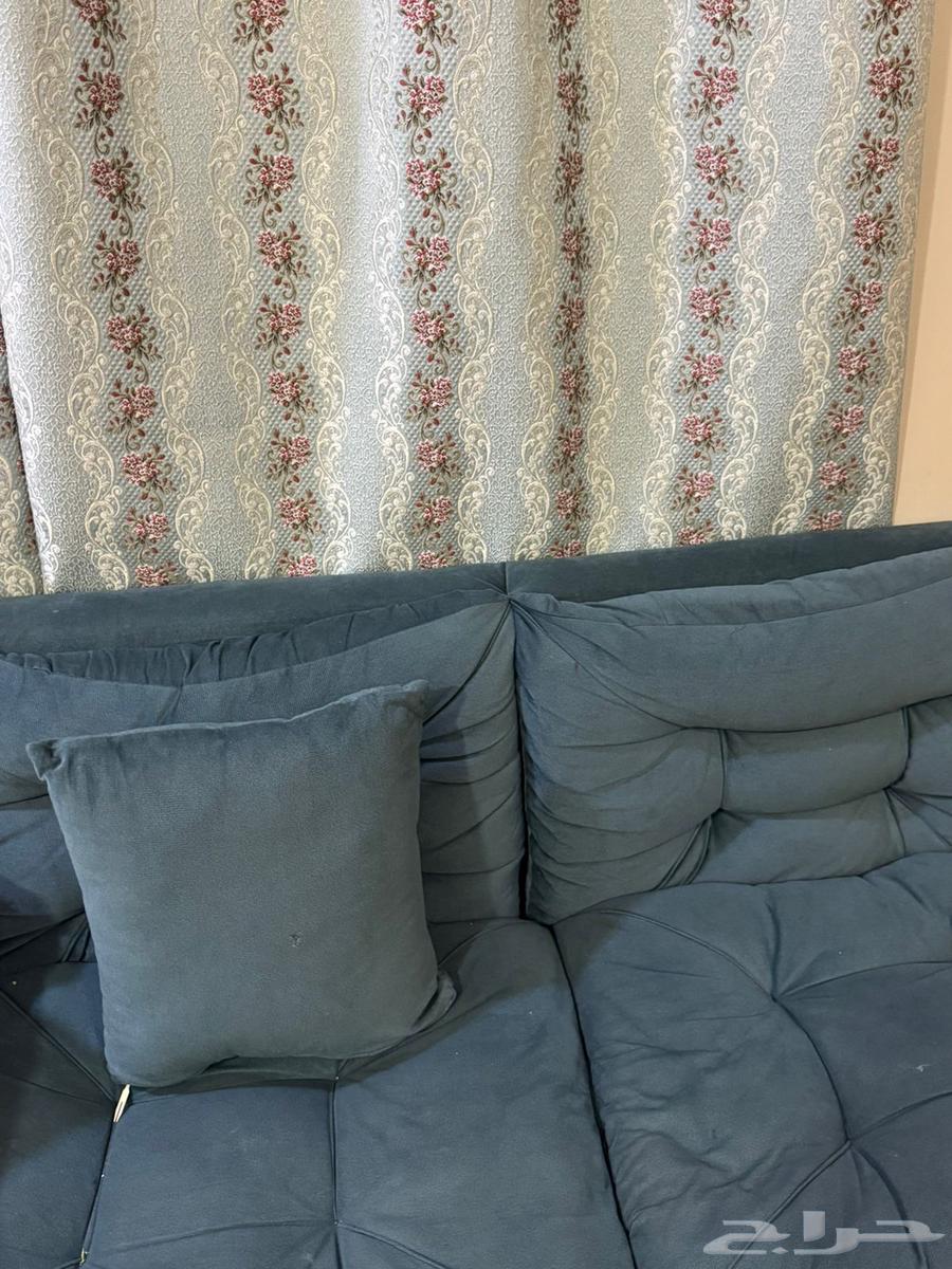 Floor seating with two tables64229295308419112