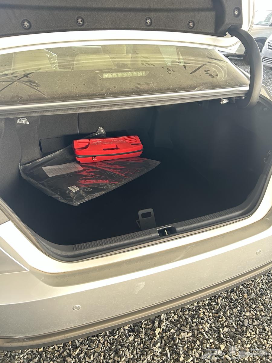 تويوتا كامري E 2025 ( الساير) ( فضي ابيض) كاش بنوك شركات64379282580737113