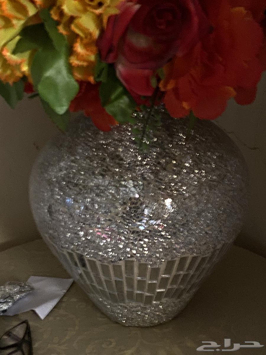 Elegant decorative vase with broken shiny artificial crystal and artificial flowers64217987848834112