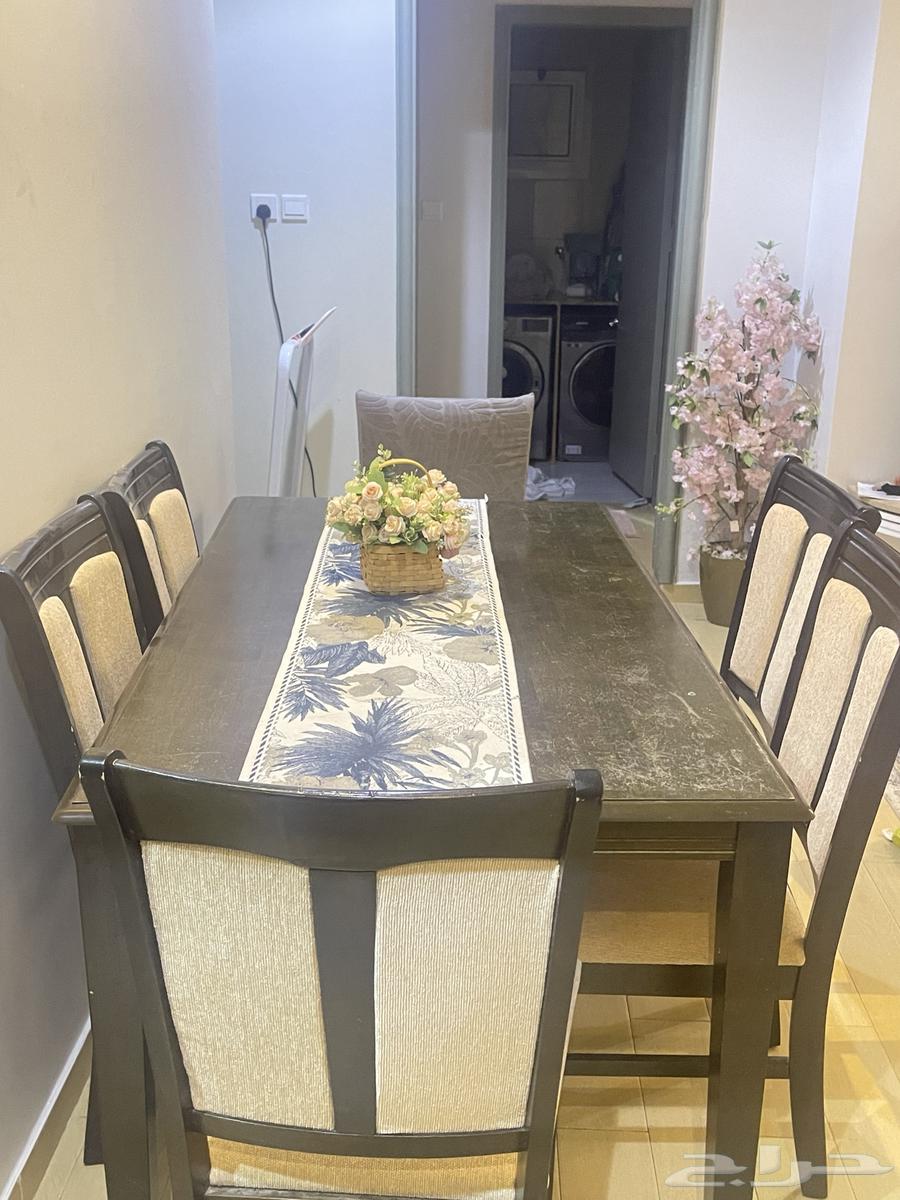 طاوله نضيفة جدا الطول 2 متر و50سنتي 6 كراسي ب غلافات64219232490881110