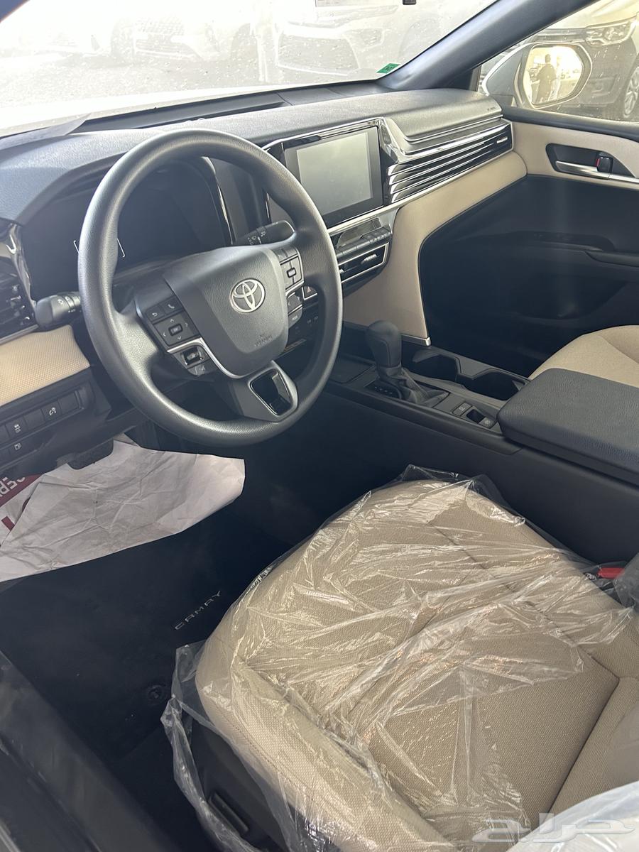 تويوتا كامري E 2025 ( الساير) ( فضي ابيض) كاش بنوك شركات64379282580737114