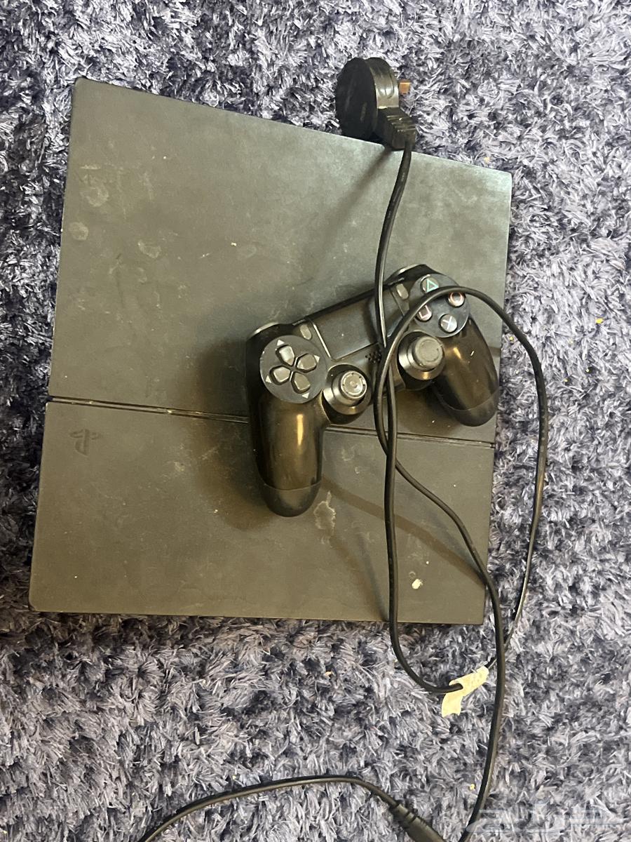 بلاستيشن 4 مع يد واحده للبيع64218411346050110