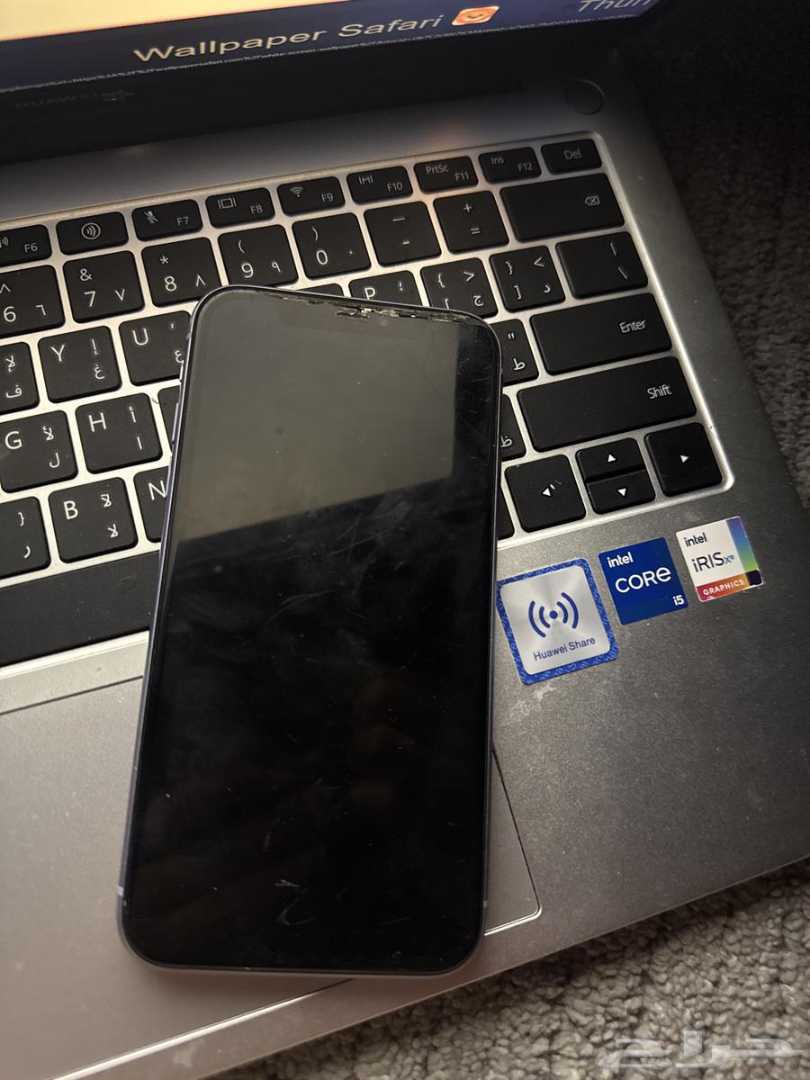 ايفون 11 للبيع 300ريال وفوق لايكلم الا الجاد64230316497409111